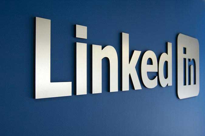 LinkedIn sigue como líder en las redes sociales para encontrar trabajo, las acciones cotizan en $228.80 y ha vencido a Viadeo en el mercado de China.