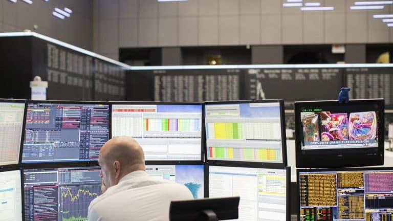 Bolsa cae influenciada por China y las perdidas de grandes empresas