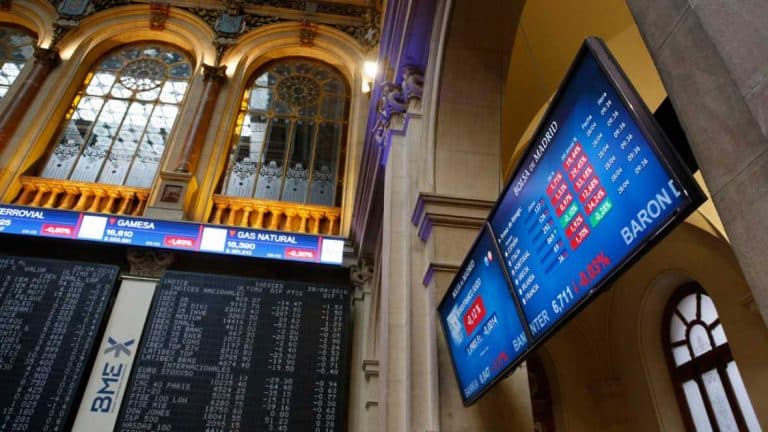 Baja el Ibex 35 y cierra en los 8688 puntos