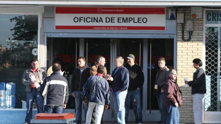 Caída en la tasa de paro de más de 250.000 personas