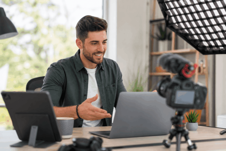 Creador de contenido utilizando una cámara y computadora en un estudio moderno