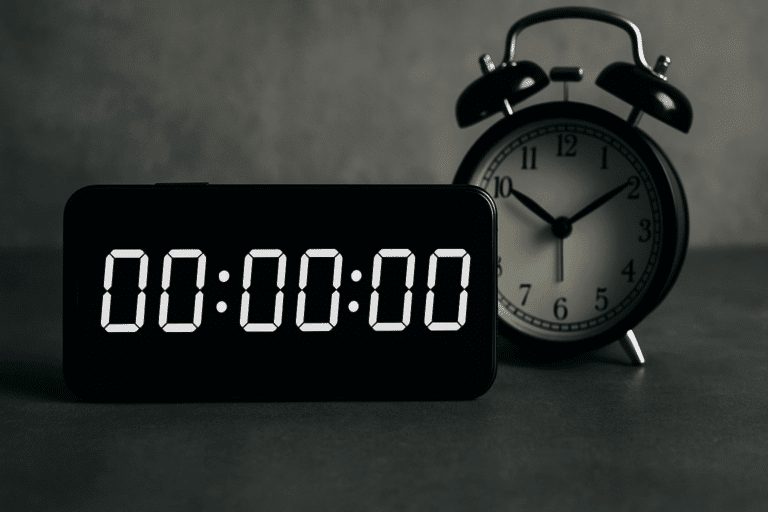 Teléfono móvil con números digitales y un reloj que simboliza el tiempo límite para el registro de líneas celulares
